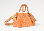 Louis Vuitton Speedy P9 Bandoulière 25 Summer Peach, sac Louis Vuitton en cuir souple coloris pêche avec motif Monogram et bandoulière ajustable.