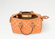 Louis Vuitton Speedy P9 Bandoulière 25 Summer Peach, sac Louis Vuitton en cuir souple coloris pêche avec motif Monogram et bandoulière ajustable.