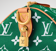 Louis Vuitton Speedy P9 Bandoulière 40 Monogram Leather Green, sac Louis Vuitton en cuir Monogram vert embossé avec poignées Toron et bandoulière ajustable.