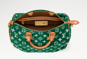 Louis Vuitton Speedy P9 Bandoulière 40 Monogram Leather Green, sac Louis Vuitton en cuir Monogram vert embossé avec poignées Toron et bandoulière ajustable.