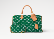 Louis Vuitton Speedy P9 Bandoulière 40 Monogram Leather Green, sac Louis Vuitton en cuir Monogram vert embossé avec poignées Toron et bandoulière ajustable.
