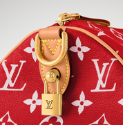 Louis Vuitton Speedy P9 Bandoulière 40 Monogram Leather Red, sac Louis Vuitton rouge en cuir Monogram embossé avec poignées Toron et bandoulière ajustable.