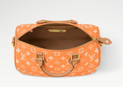 Louis Vuitton Speedy P9 Bandoulière 40 Summer Peach, sac de luxe Louis Vuitton format 40 coloris pêche avec bandoulière amovible et finitions haut de gamme.
