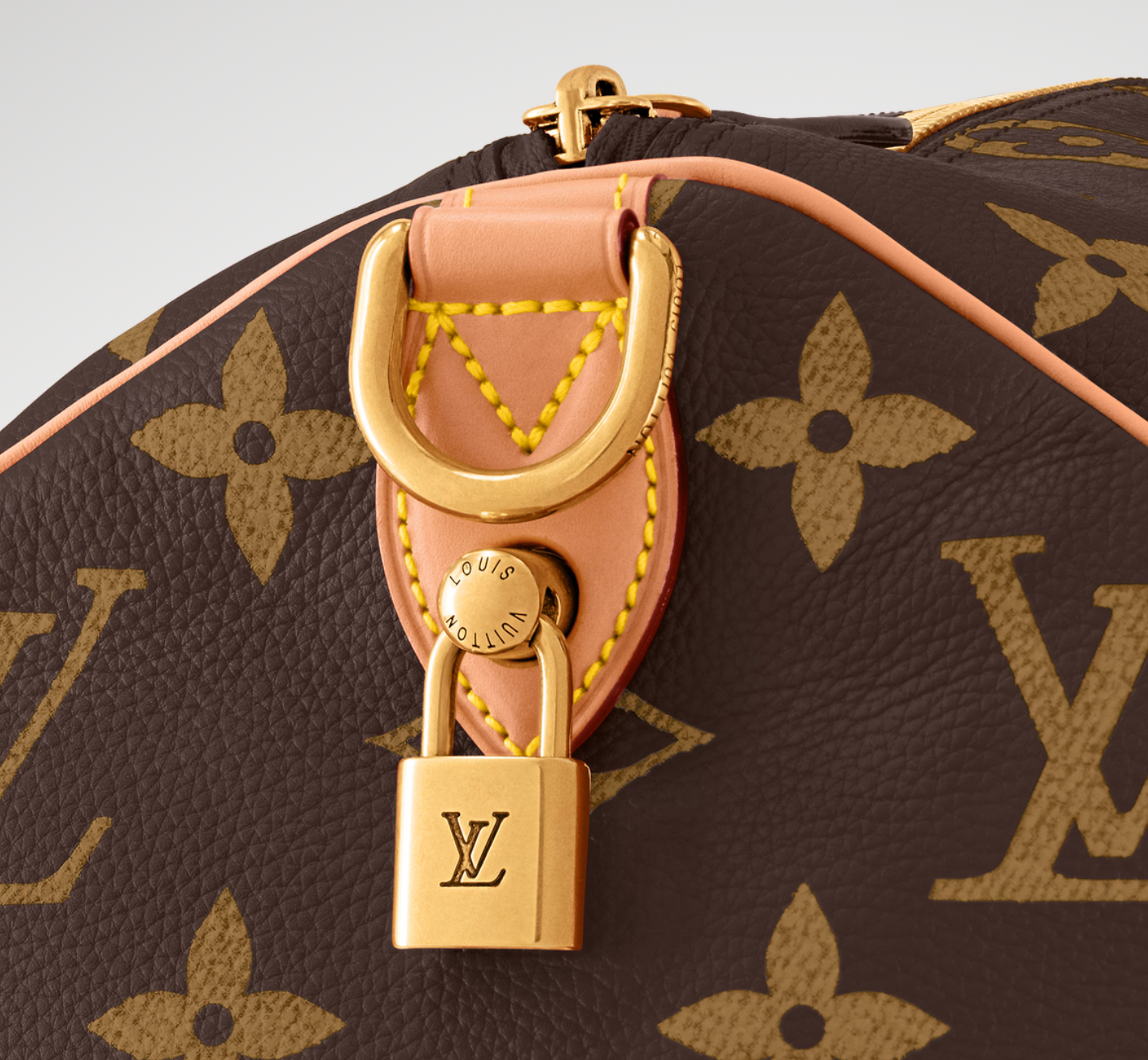 Louis Vuitton Speedy P9 Bandoulière 50 Monogram Leather Brown Monogram, grand sac de voyage Louis Vuitton en cuir Monogram marron embossé avec poignées Toron et bandoulière ajustable.