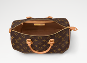 Louis Vuitton Speedy P9 Bandoulière 50 Monogram Leather Brown Monogram, grand sac de voyage Louis Vuitton en cuir Monogram marron embossé avec poignées Toron et bandoulière ajustable.