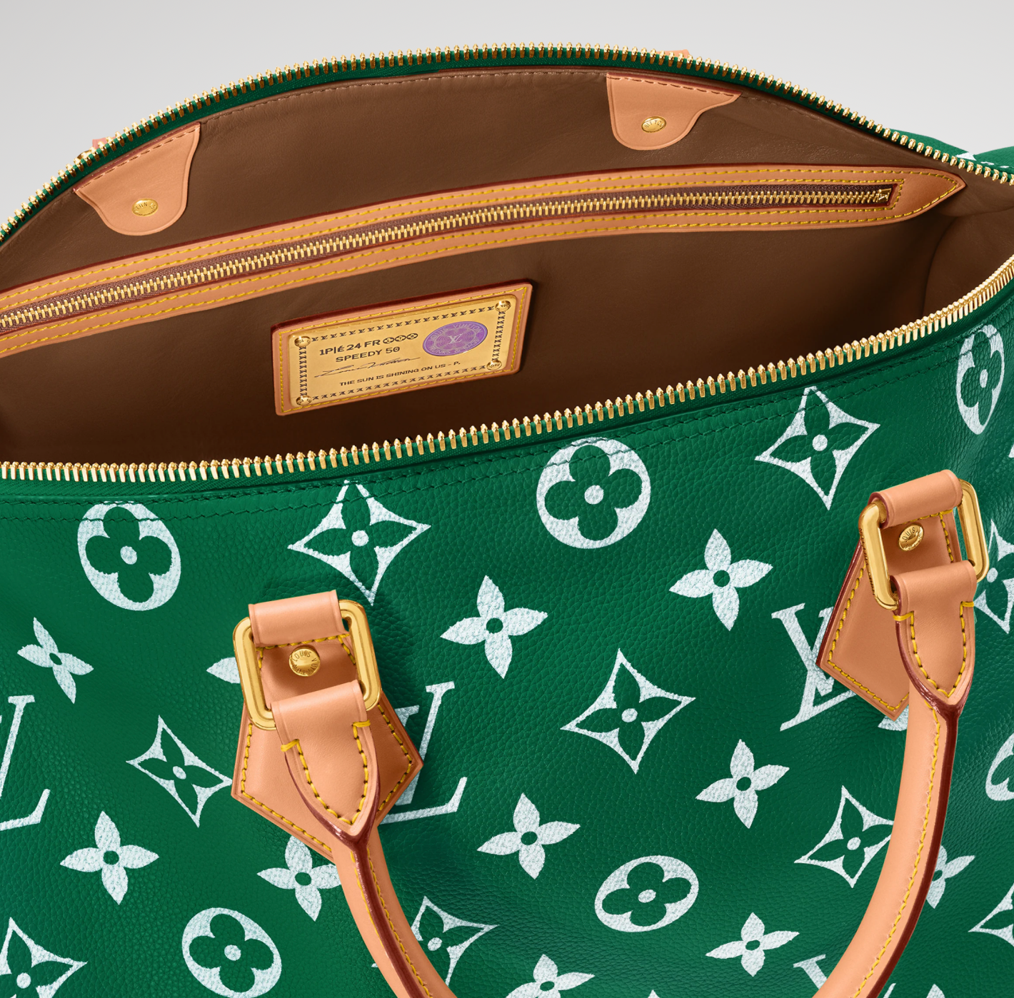 Louis Vuitton Speedy P9 Bandoulière 50 Monogram Leather Green, grand sac de voyage Louis Vuitton en cuir Monogram vert embossé avec poignées Toron et bandoulière ajustable.