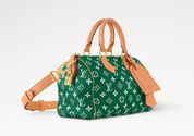 Louis Vuitton Speedy P9 Bandoulière 50 Monogram Leather Green, grand sac de voyage Louis Vuitton en cuir Monogram vert embossé avec poignées Toron et bandoulière ajustable.