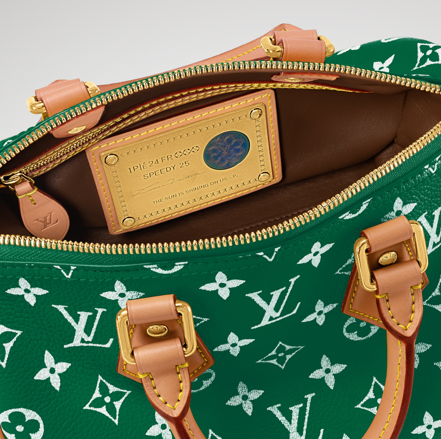 Louis Vuitton Speedy P9 Bandoulière 50 Monogram Leather Green, grand sac de voyage Louis Vuitton en cuir Monogram vert embossé avec poignées Toron et bandoulière ajustable.