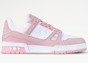 Louis Vuitton Trainer Pink Rose en cuir rose et blanc avec empiècements structurés, semelle épaisse et silhouette inspirée du basketball vintage.