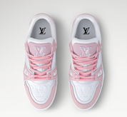 Louis Vuitton Trainer Pink Rose en cuir rose et blanc avec empiècements structurés, semelle épaisse et silhouette inspirée du basketball vintage.