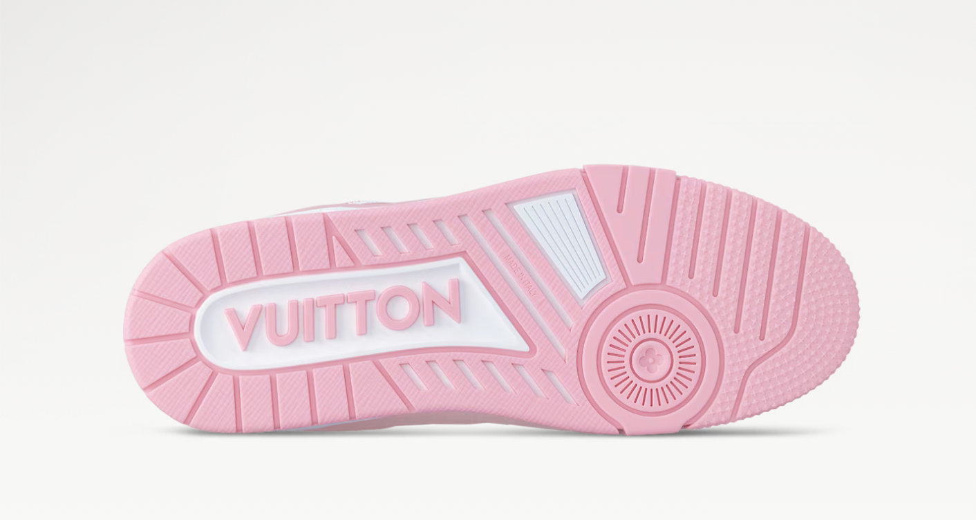 Louis Vuitton Trainer Pink Rose en cuir rose et blanc avec empiècements structurés, semelle épaisse et silhouette inspirée du basketball vintage.