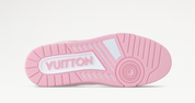 Louis Vuitton Trainer Pink Rose en cuir rose et blanc avec empiècements structurés, semelle épaisse et silhouette inspirée du basketball vintage.