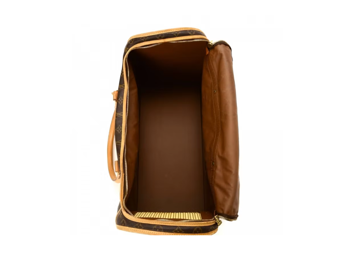 Louis Vuitton Travel Sac Chien Monogram 50 Brown, sac de transport pour chien Louis Vuitton en toile Monogram marron avec finitions en cuir naturel.