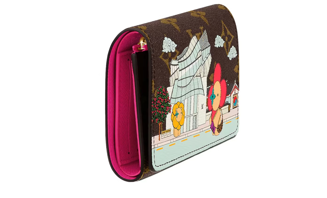 Image du Louis Vuitton Victorine Wallet Vivienne Holiday en toile Monogram avec illustration Vivienne et doublure cuir fuchsia, présenté fermé avec bouton-pression.