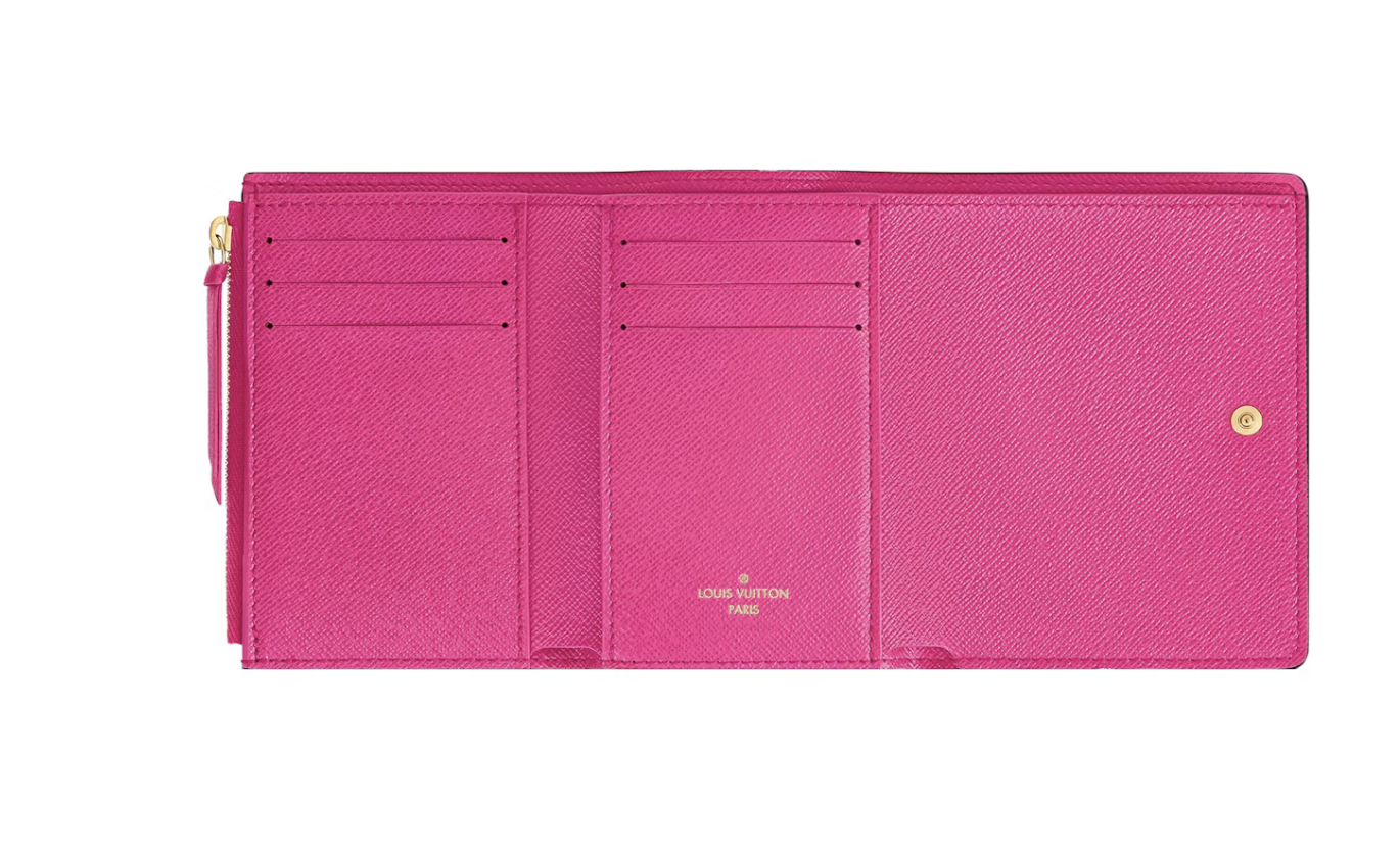 Image du Louis Vuitton Victorine Wallet Vivienne Holiday en toile Monogram avec illustration Vivienne et doublure cuir fuchsia, présenté fermé avec bouton-pression.