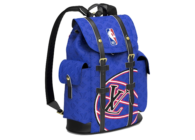Louis Vuitton x NBA Christopher MM Backpack Blue M21104 en toile enduite et cuir bleu avec poches latérales, rabat et détails métalliques dorés.