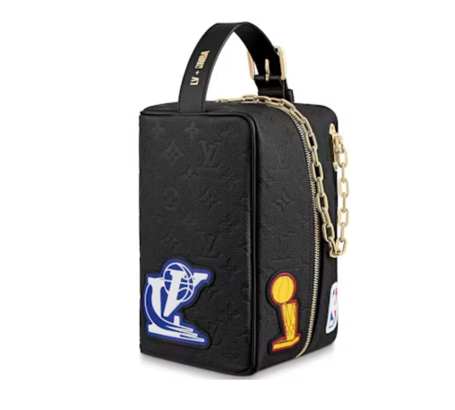 Louis Vuitton x NBA Hero Jacket Leather Cloackroom Dopp Kit Monogram Black en cuir Monogram embossé noir avec patchs NBA et détails dorés.