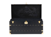 Louis Vuitton x Nigo Courrier Lozine 110 Black, grande malle Louis Vuitton noire au format 110 issue de la collaboration avec le designer japonais Nigo.