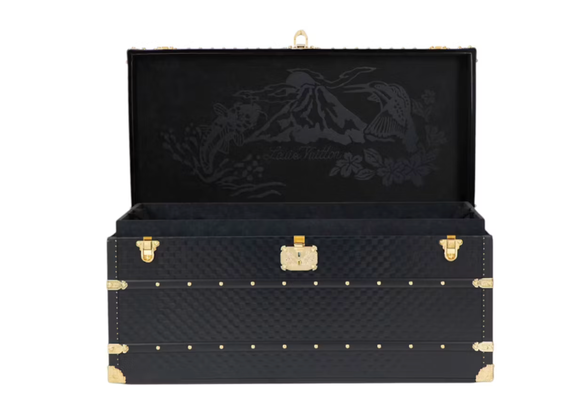 Louis Vuitton x Nigo Courrier Lozine 110 Black, grande malle Louis Vuitton noire au format 110 issue de la collaboration avec le designer japonais Nigo.