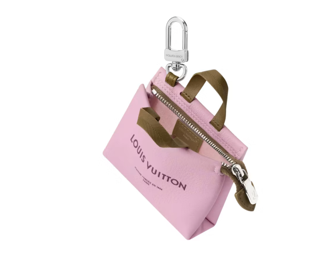 Louis Vuitton x Nigo LV Mini Shopper Bag Charm Pink en cuir rose avec finitions argentées, fermeture zippée et mousqueton métallique.