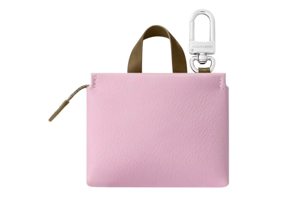 Louis Vuitton x Nigo LV Mini Shopper Bag Charm Pink en cuir rose avec finitions argentées, fermeture zippée et mousqueton métallique.