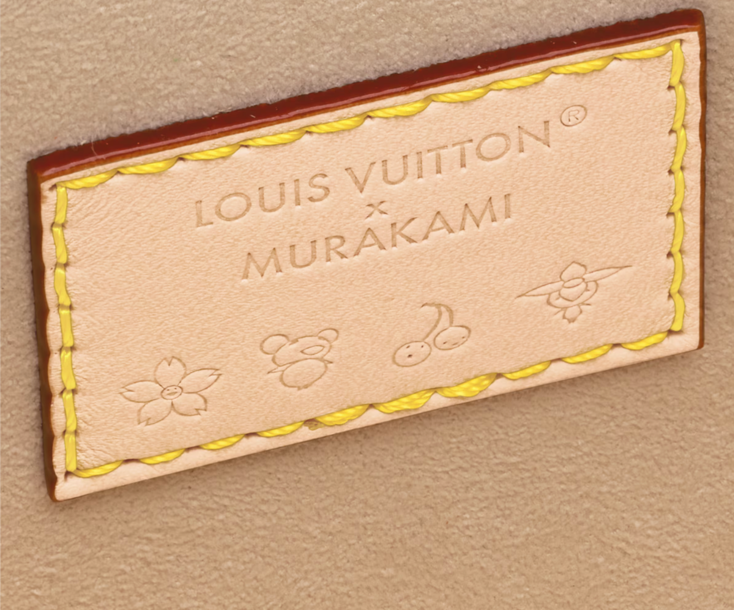 Louis Vuitton x Takashi Murakami CarryAll East West Multicolor White en toile Monogram Multicolore sur fond blanc avec longues poignées en cuir, pochette intérieure amovible et finitions métalliques dorées.