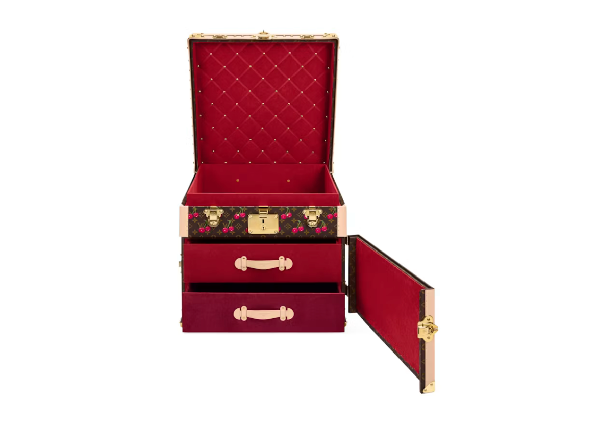 Louis Vuitton x Takashi Murakami Cherry Courrier Lozine Carré Brown Monogram, malle Louis Vuitton marron en toile Monogram décorée des célèbres cerises colorées de Takashi Murakami.