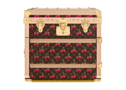 Louis Vuitton x Takashi Murakami Cherry Courrier Lozine Carré Brown Monogram, malle Louis Vuitton marron en toile Monogram décorée des célèbres cerises colorées de Takashi Murakami.