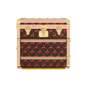 Louis Vuitton x Takashi Murakami Cherry Courrier Lozine Carré Brown Monogram, malle Louis Vuitton marron en toile Monogram décorée des célèbres cerises colorées de Takashi Murakami.