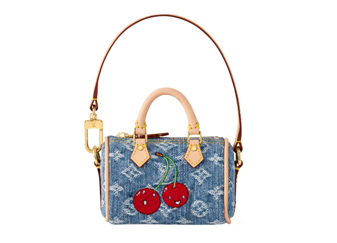 Louis Vuitton x Takashi Murakami Cherry Micro Speedy Denim Cerise Bag Charm Denim Monogram en denim bleu brodé Monogram avec cerises colorées et mousqueton doré.