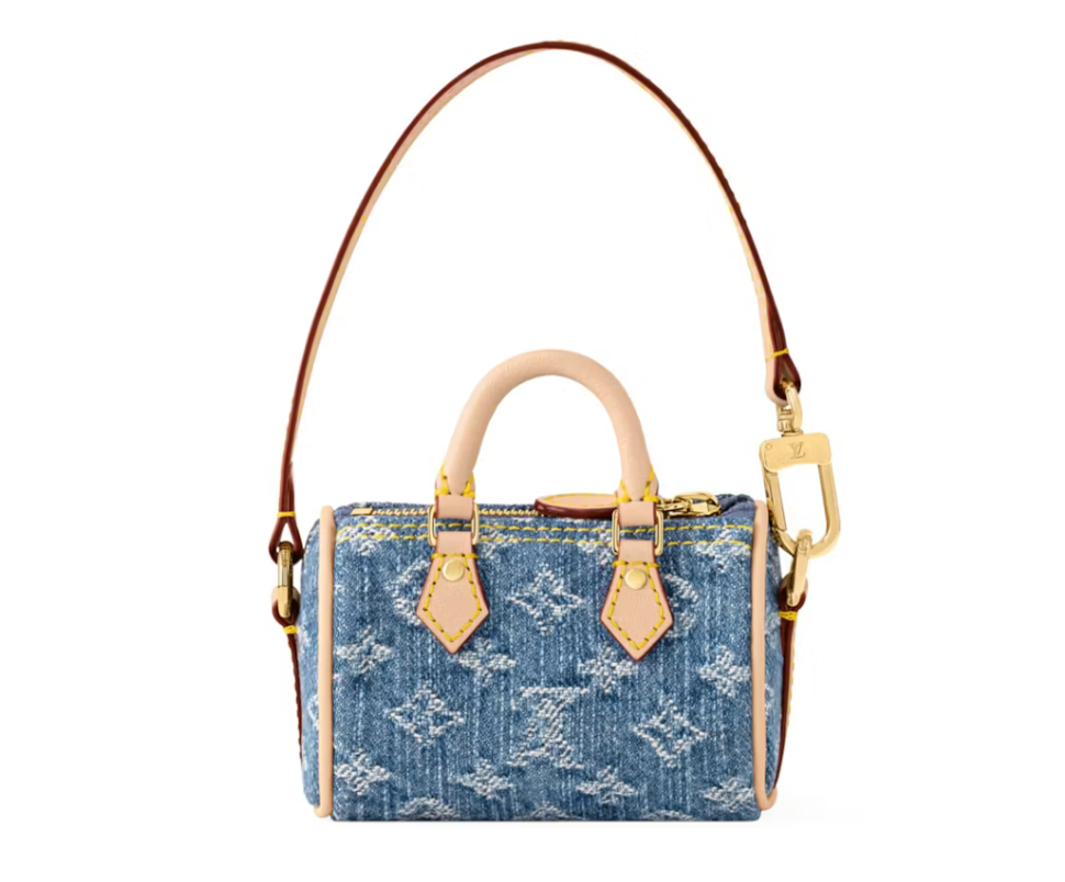 Louis Vuitton x Takashi Murakami Cherry Micro Speedy Denim Cerise Bag Charm Denim Monogram en denim bleu brodé Monogram avec cerises colorées et mousqueton doré.