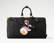Louis Vuitton x Takashi Murakami Keepall Bandoulière 45 Black en toile Monogram Multicolore sur fond noir avec poignées en cuir, bandoulière amovible, fermeture zippée et finitions métalliques dorées.