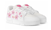 Louis Vuitton x Takashi Murakami LV Trainer Sneaker Cherry Blossom White en cuir blanc grainé avec motifs Cherry Blossom roses et semelle Monogram.