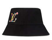 Louis Vuitton x Takashi Murakami Reversible Superflat Bucket Hat Black en textile noir, conception réversible avec détails inspirés de l'univers Superflat et silhouette bucket hat premium.