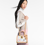 Louis Vuitton x Takashi Murakami Speedy Trunk 20 Multicolored en toile Monogram Multicolore avec garnitures en cuir naturel, structure inspirée des malles, poignées en cuir et bandoulière amovible.