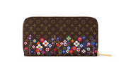 Louis Vuitton x Takashi Murakami Zippy Wallet Monogram en toile Monogram Multicolore avec garnitures en cuir naturel, fermeture zippée intégrale, multiples rangements et finitions métalliques dorées.