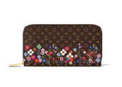 Louis Vuitton x Takashi Murakami Zippy Wallet Monogram en toile Monogram Multicolore avec garnitures en cuir naturel, fermeture zippée intégrale, multiples rangements et finitions métalliques dorées.