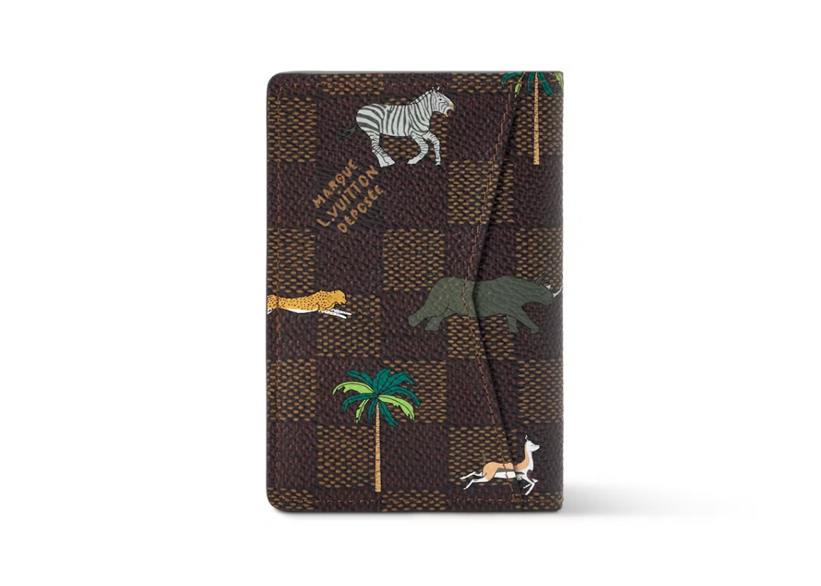 Louis Vuitton x The Darjeeling Limited Pocket Organizer Brown, porte-cartes Louis Vuitton marron inspiré du film The Darjeeling Limited.