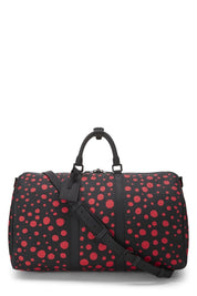 Louis Vuitton x Yayoi Kusama Keepall 50 Black/Red avec motifs signatures rouges de Yayoi Kusama sur fond noir, poignées roulées, bandoulière amovible, fermeture zippée et finitions métalliques.