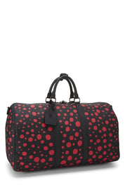 Louis Vuitton x Yayoi Kusama Keepall 50 Black/Red avec motifs signatures rouges de Yayoi Kusama sur fond noir, poignées roulées, bandoulière amovible, fermeture zippée et finitions métalliques.