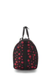 Louis Vuitton x Yayoi Kusama Keepall 50 Black/Red avec motifs signatures rouges de Yayoi Kusama sur fond noir, poignées roulées, bandoulière amovible, fermeture zippée et finitions métalliques.