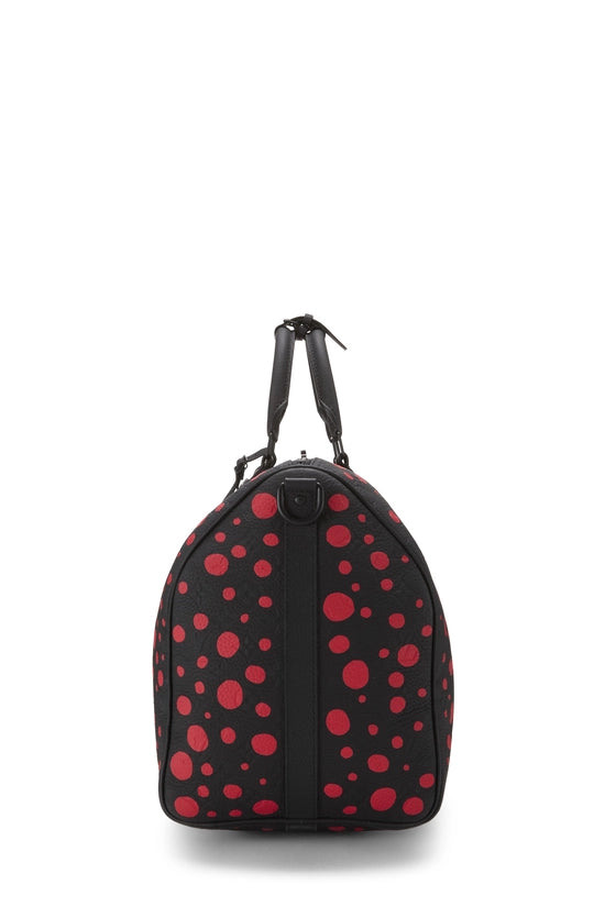 Louis Vuitton x Yayoi Kusama Keepall 50 Black/Red avec motifs signatures rouges de Yayoi Kusama sur fond noir, poignées roulées, bandoulière amovible, fermeture zippée et finitions métalliques.