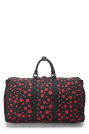 Louis Vuitton x Yayoi Kusama Keepall 50 Black/Red avec motifs signatures rouges de Yayoi Kusama sur fond noir, poignées roulées, bandoulière amovible, fermeture zippée et finitions métalliques.
