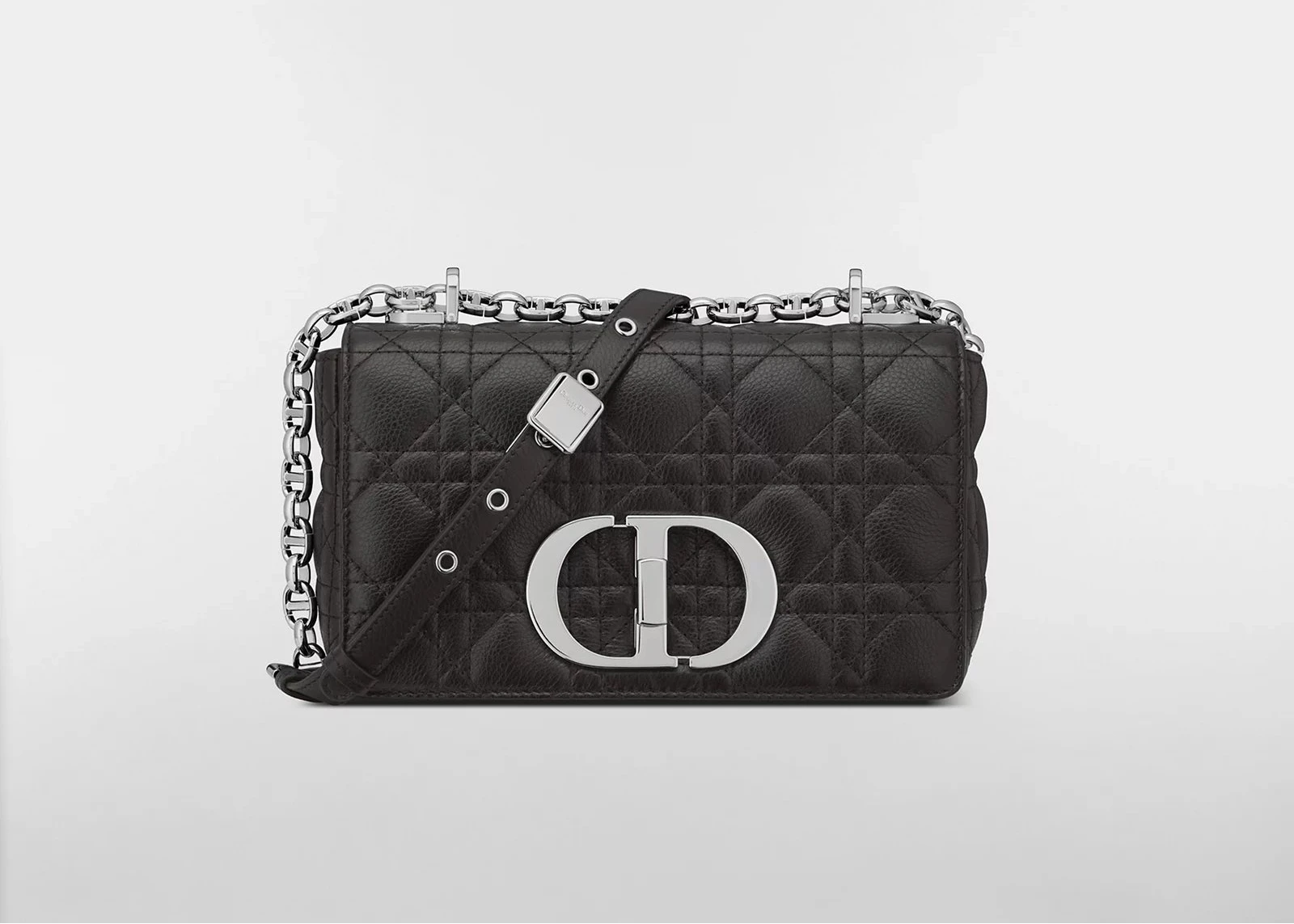 Dior Small Caro Supple Cannage Calfskin Bag Black Silver, sac à rabat en cuir de veau noir matelassé Cannage avec fermoir CD et chaîne argentée.