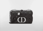 Dior Small Caro Supple Cannage Calfskin Bag Black Silver, sac à rabat en cuir de veau noir matelassé Cannage avec fermoir CD et chaîne argentée.