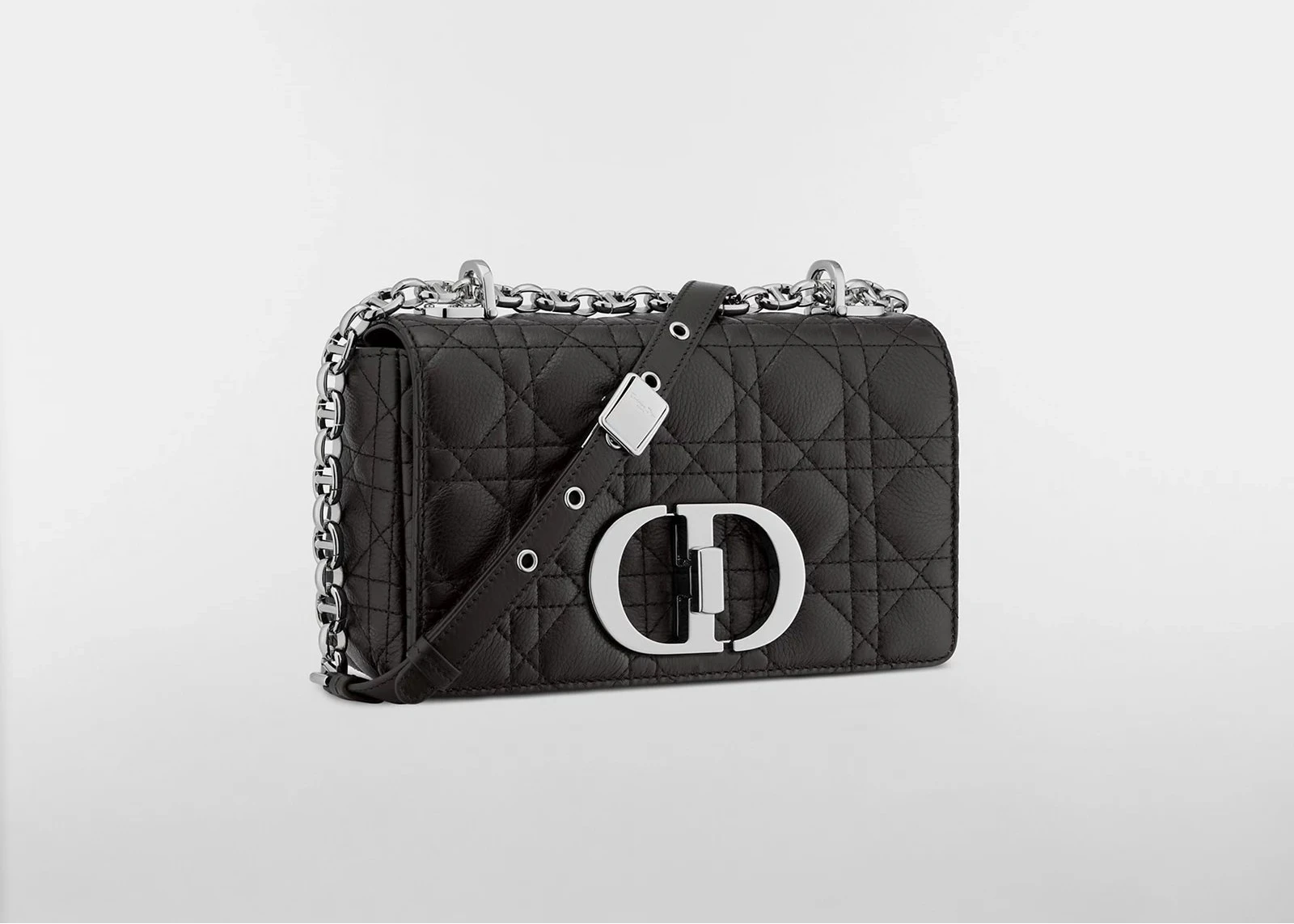 Dior Small Caro Supple Cannage Calfskin Bag Black Silver, sac à rabat en cuir de veau noir matelassé Cannage avec fermoir CD et chaîne argentée.
