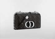 Dior Small Caro Supple Cannage Calfskin Bag Black Silver, sac à rabat en cuir de veau noir matelassé Cannage avec fermoir CD et chaîne argentée.