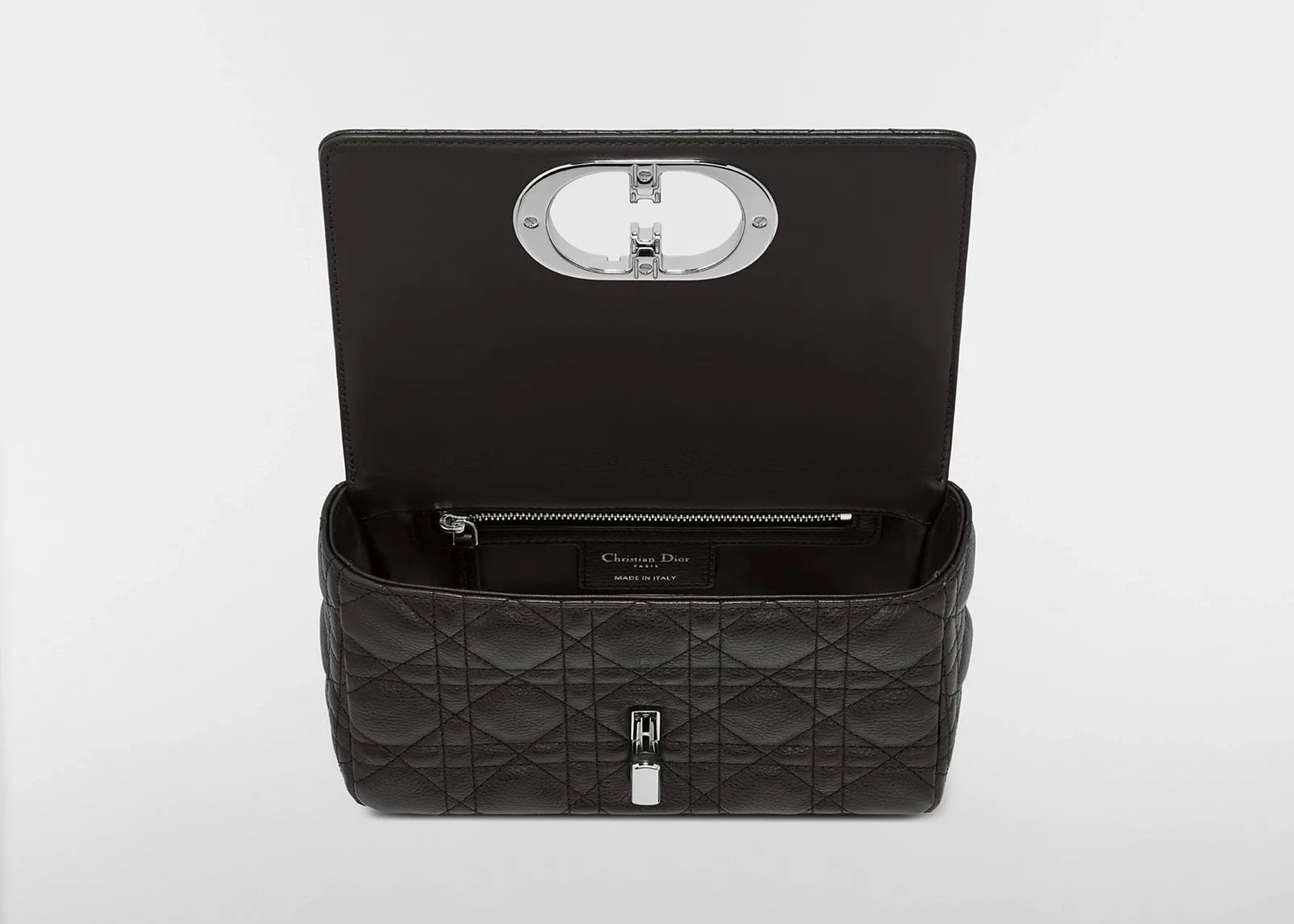 Dior Small Caro Supple Cannage Calfskin Bag Black Silver, sac à rabat en cuir de veau noir matelassé Cannage avec fermoir CD et chaîne argentée.