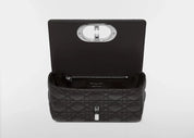 Dior Small Caro Supple Cannage Calfskin Bag Black Silver, sac à rabat en cuir de veau noir matelassé Cannage avec fermoir CD et chaîne argentée.