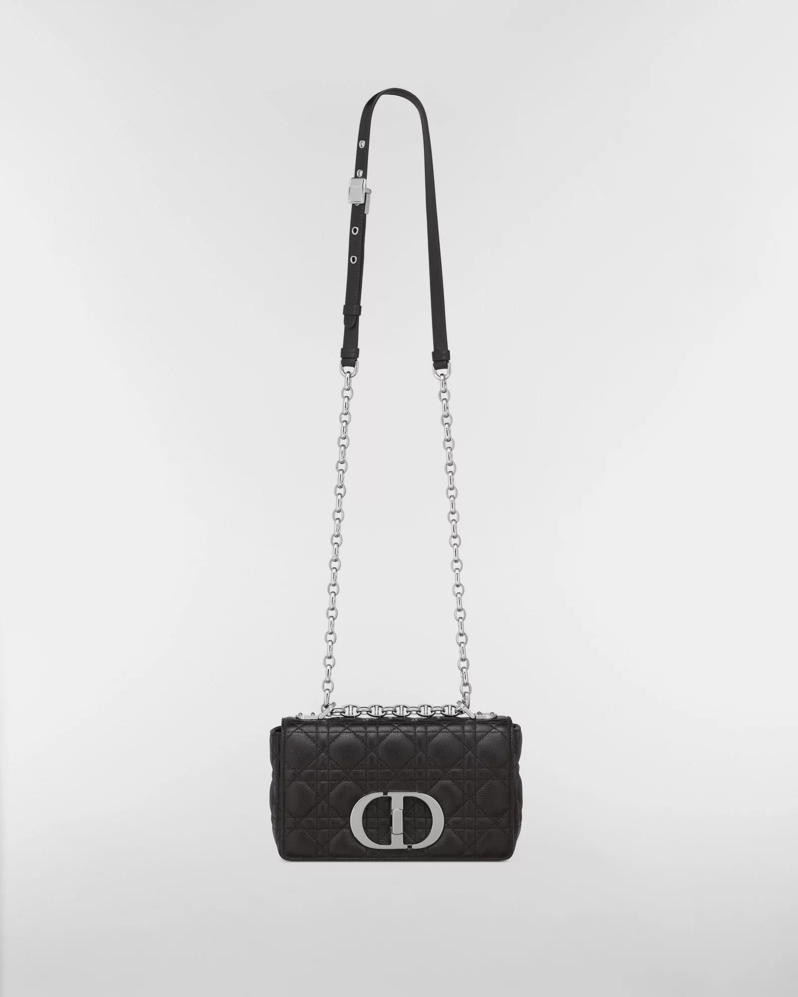 Dior Small Caro Supple Cannage Calfskin Bag Black Silver, sac à rabat en cuir de veau noir matelassé Cannage avec fermoir CD et chaîne argentée.